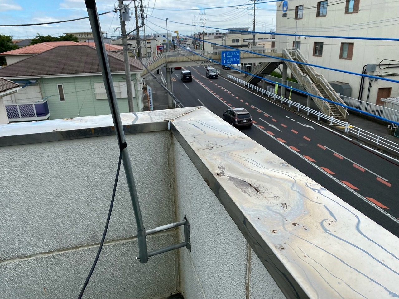 ベランダ全体に広がる汚れと劣化